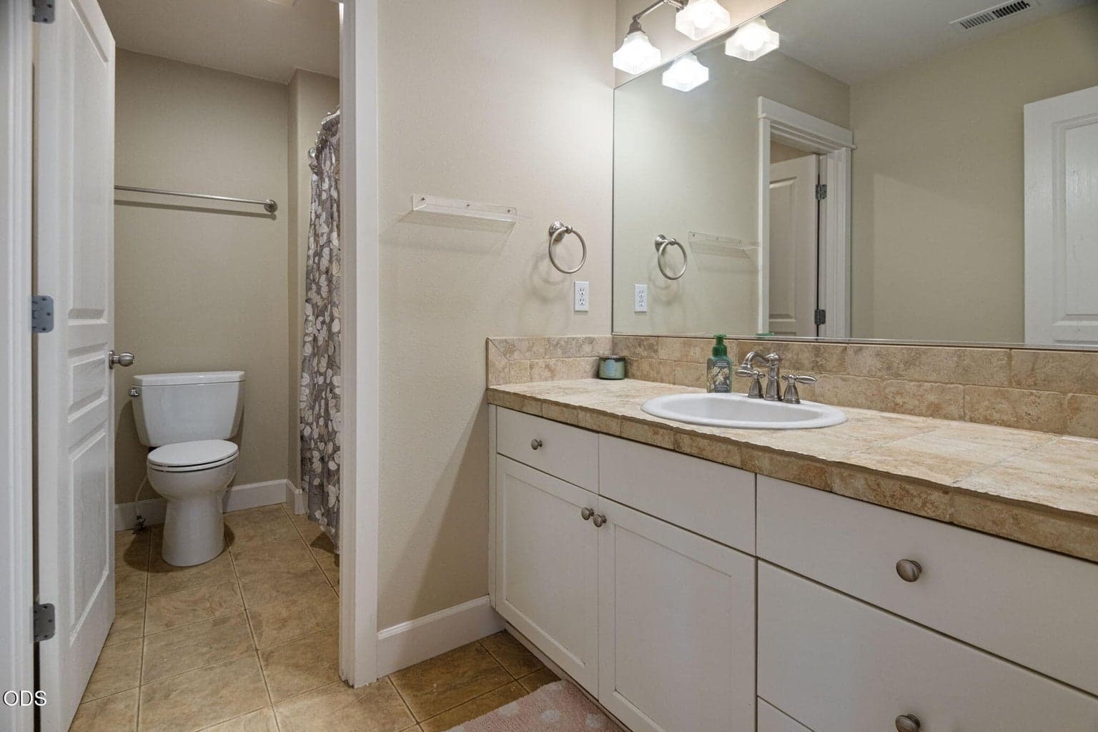 Second level full bath
