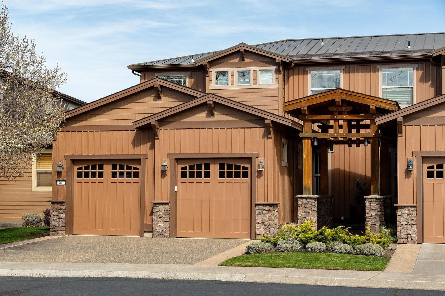 Photo of 961 SW Vantage Point Way 1 of 36