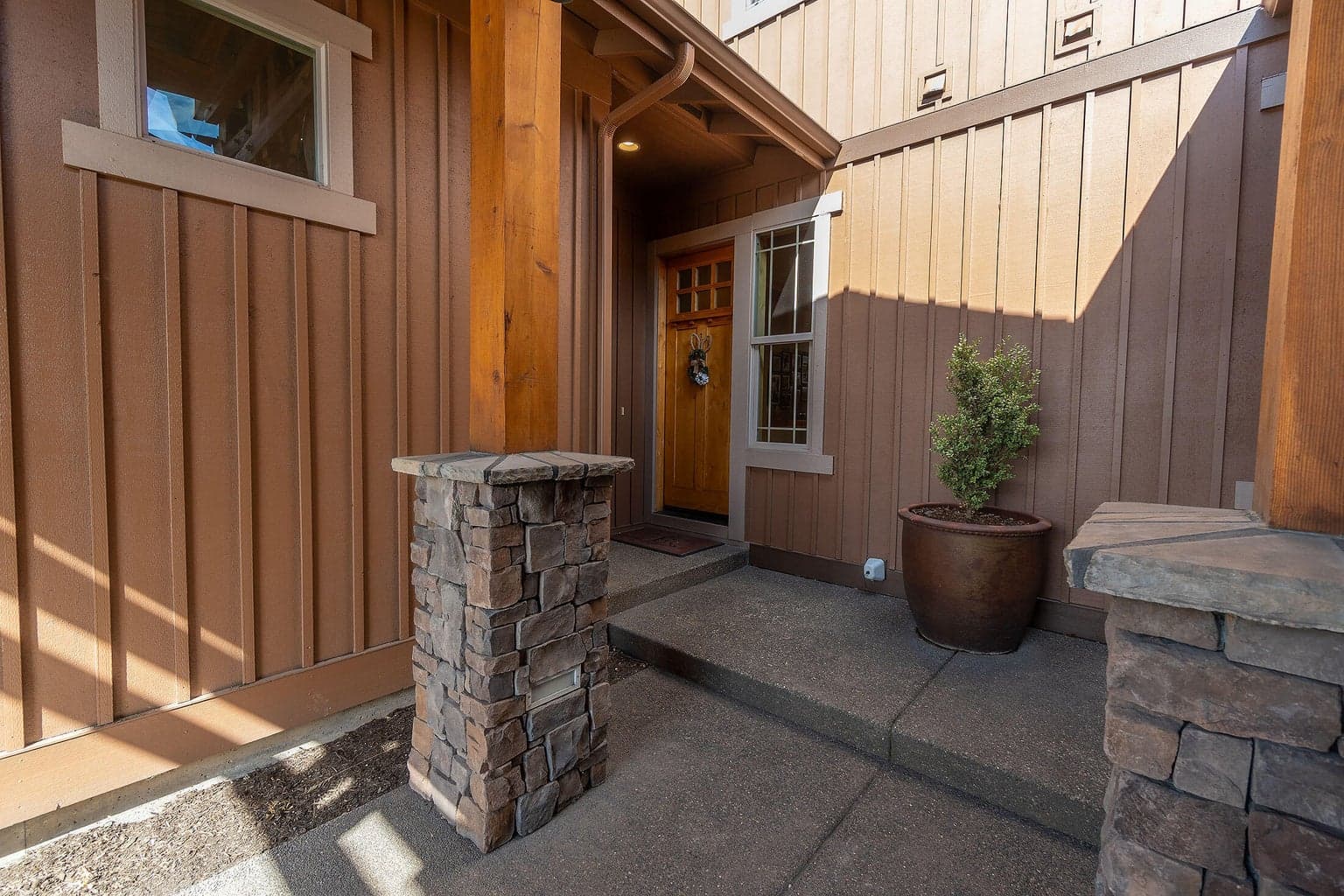 Photo of 961 SW Vantage Point Way 2 of 36