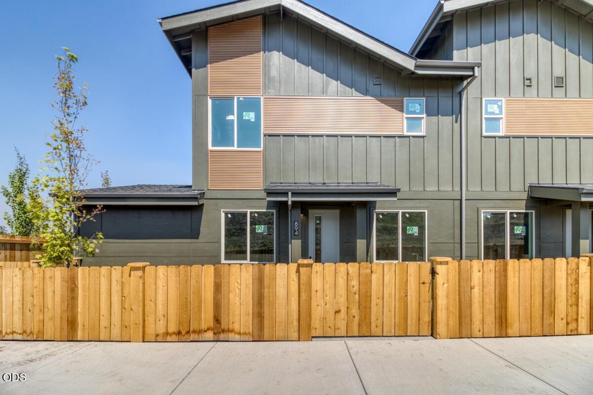 Photo of 896 SE Aquila Drive 2 of 28