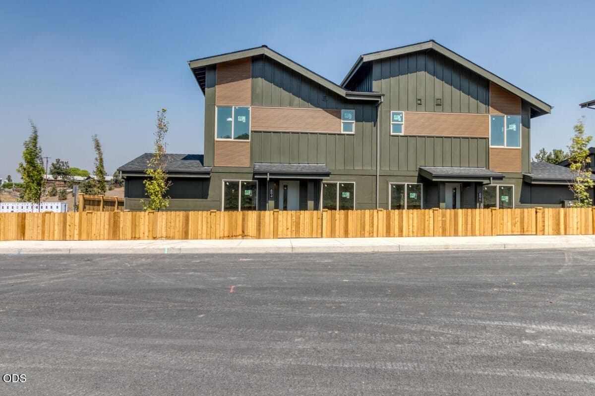 Photo of 896 SE Aquila Drive 1 of 28
