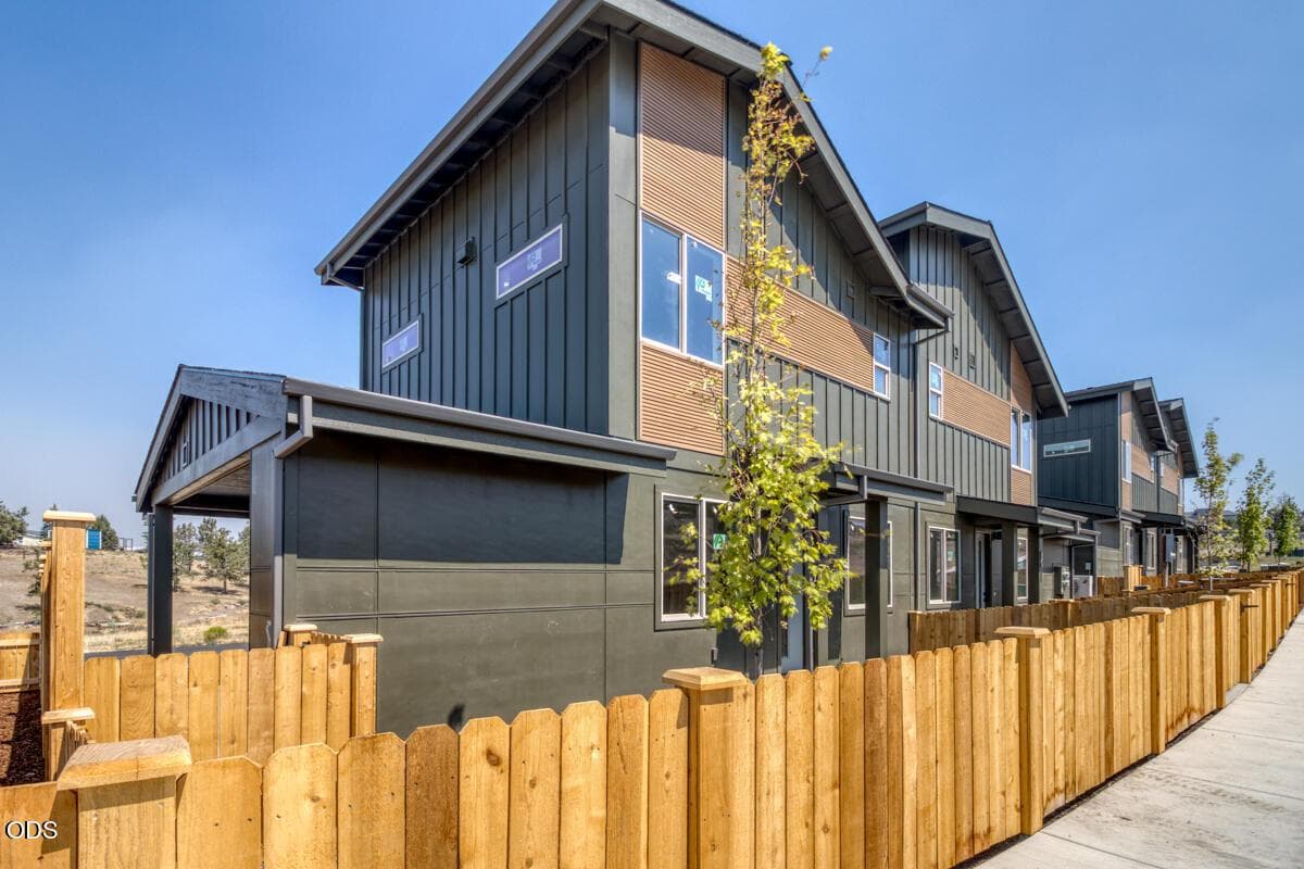 Photo of 896 SE Aquila Drive 3 of 28