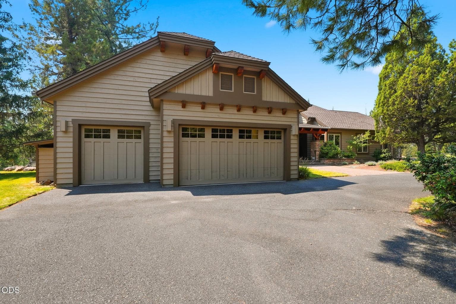 Photo of 16863 Royal Coachman Drive 3 of 72