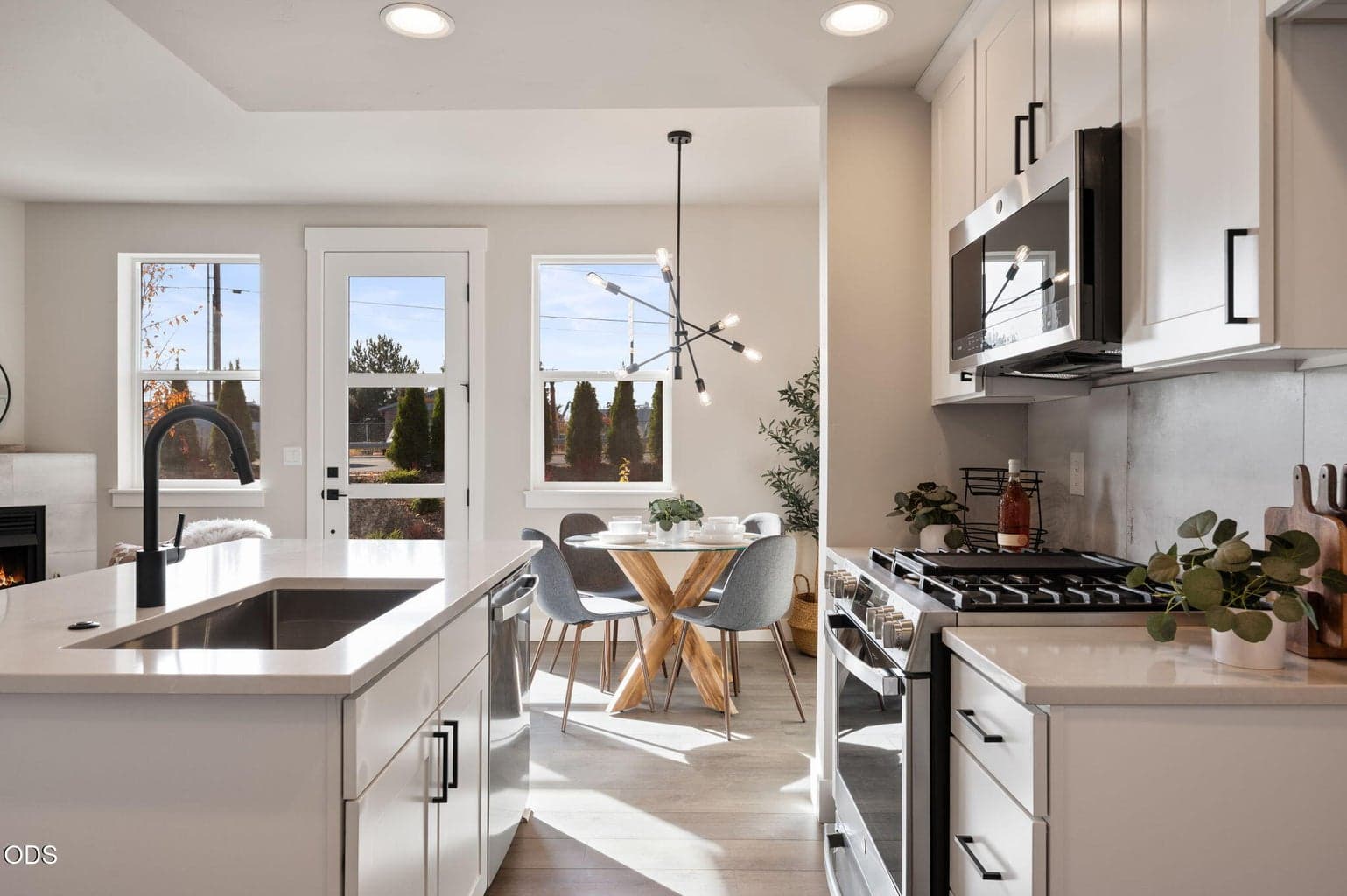 Photo of 20556 Empire Avenue 5 of 36