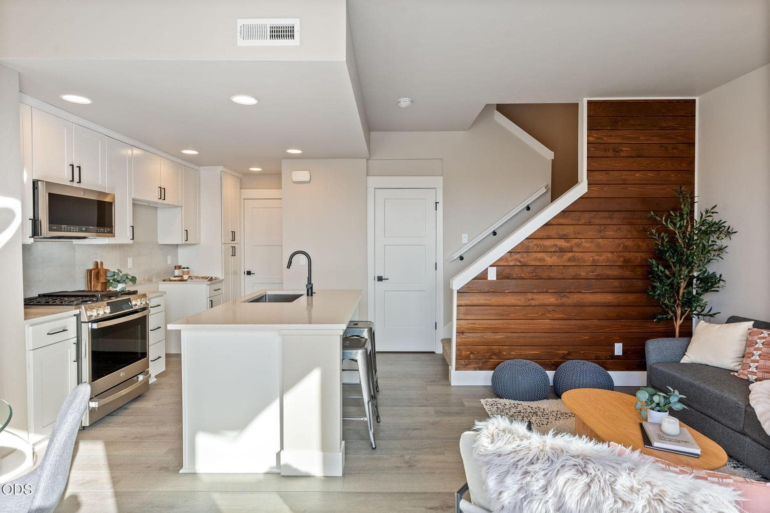 Photo of 20556 Empire Avenue 4 of 36
