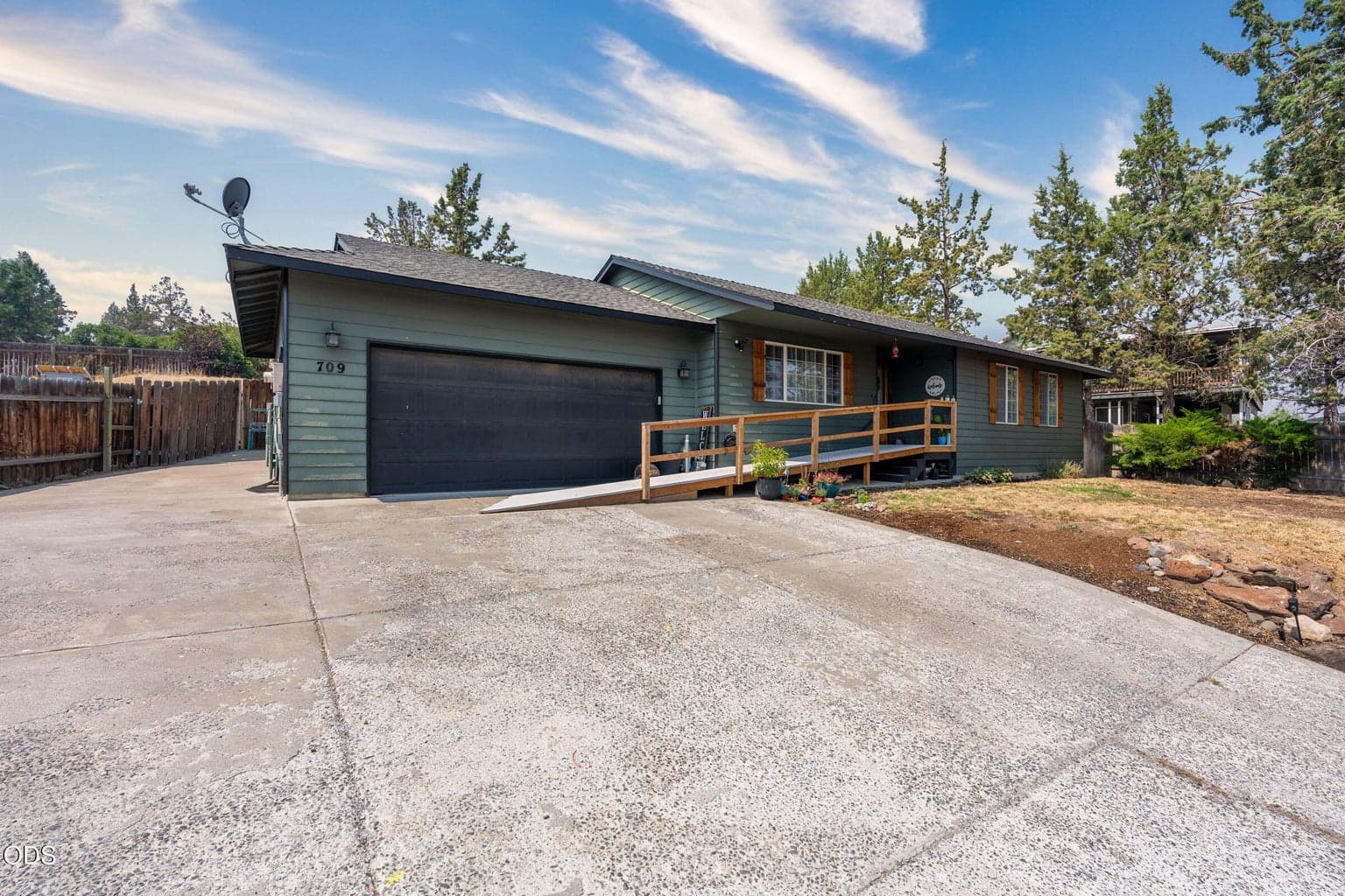 Photo of 709 Lorraine Drive 3 of 35