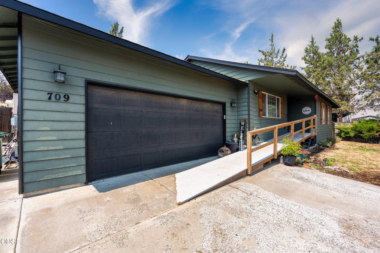 Photo of 709 Lorraine Drive 5 of 35