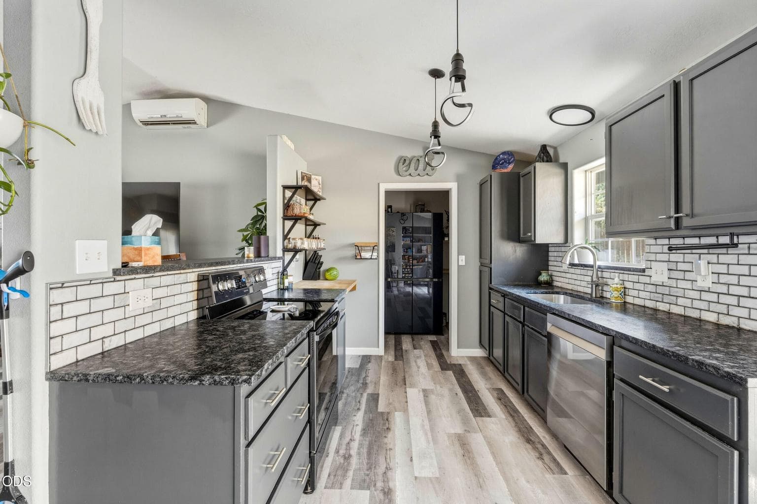 Photo of 709 SW Lorraine Drive 13 of 35