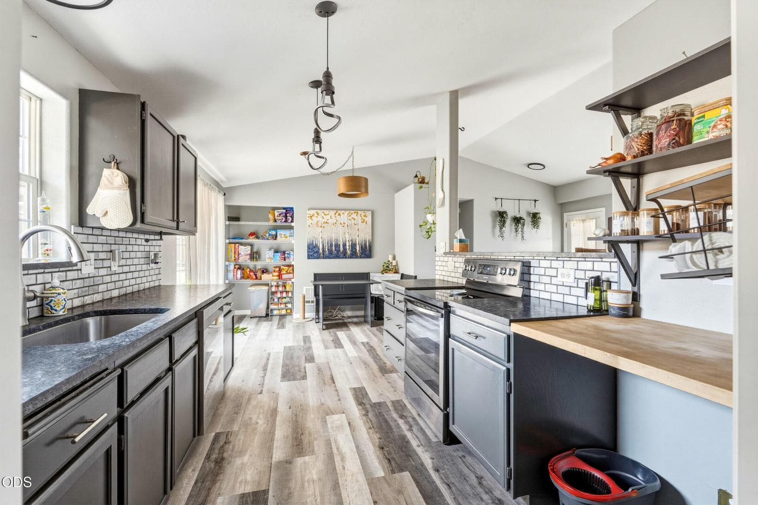 Photo of 709 SW Lorraine Drive 14 of 35