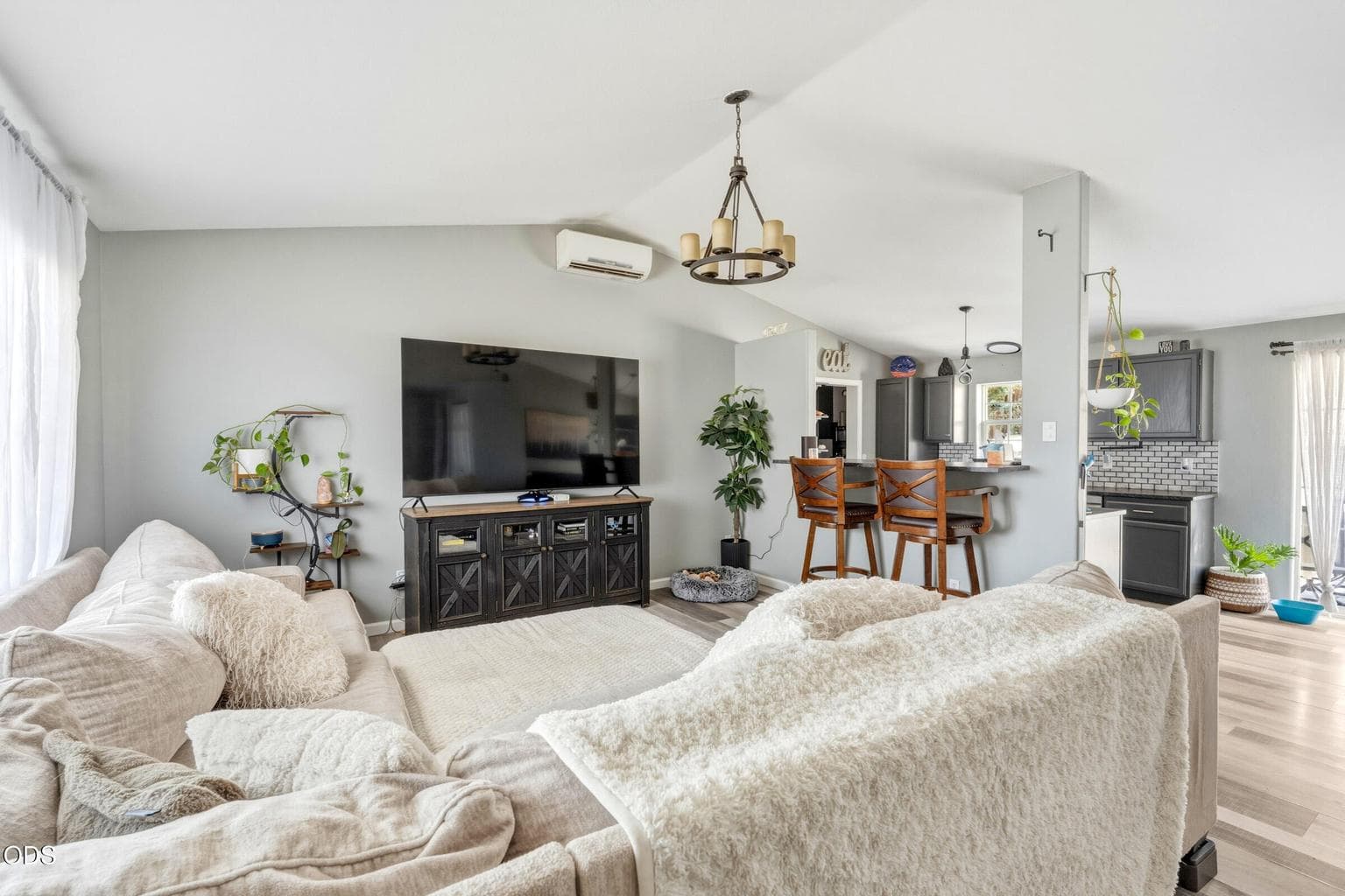 Photo of 709 SW Lorraine Drive 8 of 35