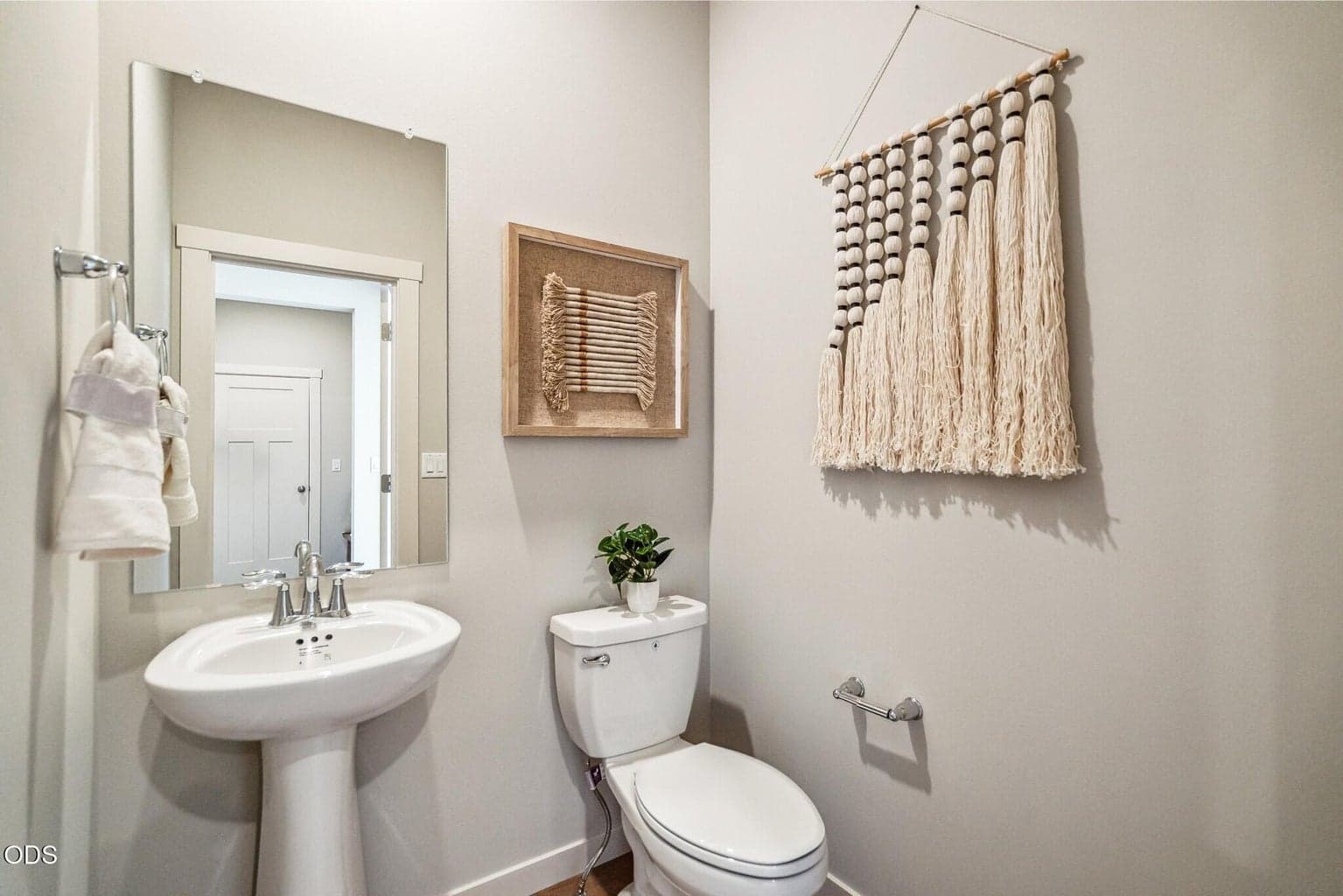 Photo of 63107 Henningsen Pl 4 of 27