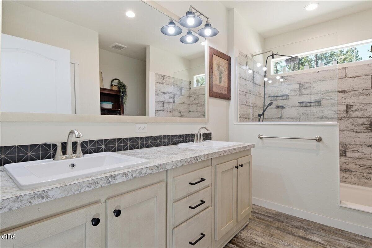 Photo of 15461 Federal Road 12 of 34