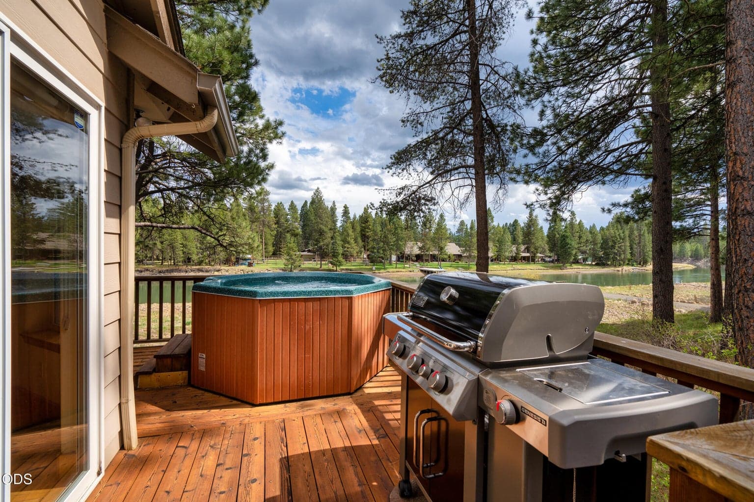 Sweeping panoramic views from the outside