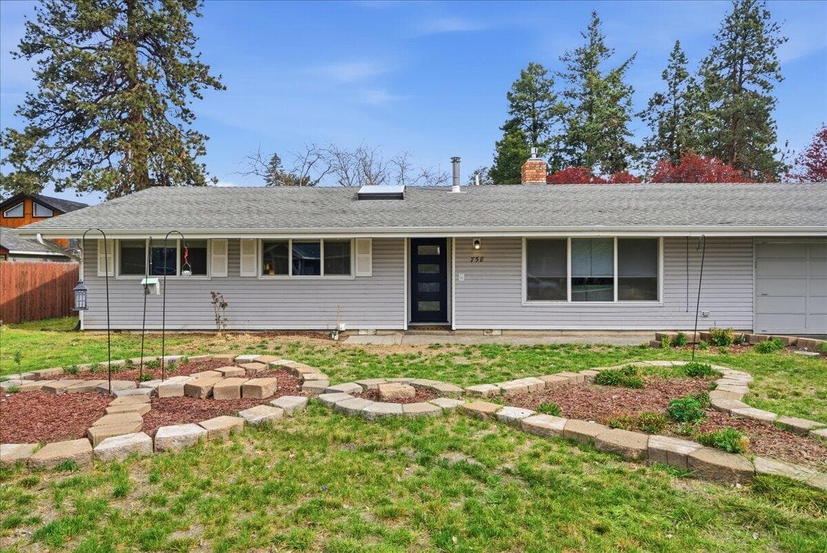 Photo of 758 NE Quimby Avenue 1 of 47