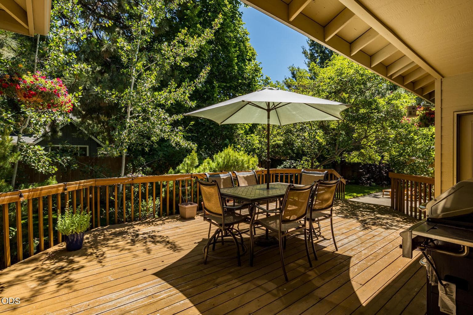 Photo of 800 SE Shadowood Drive 33 of 54