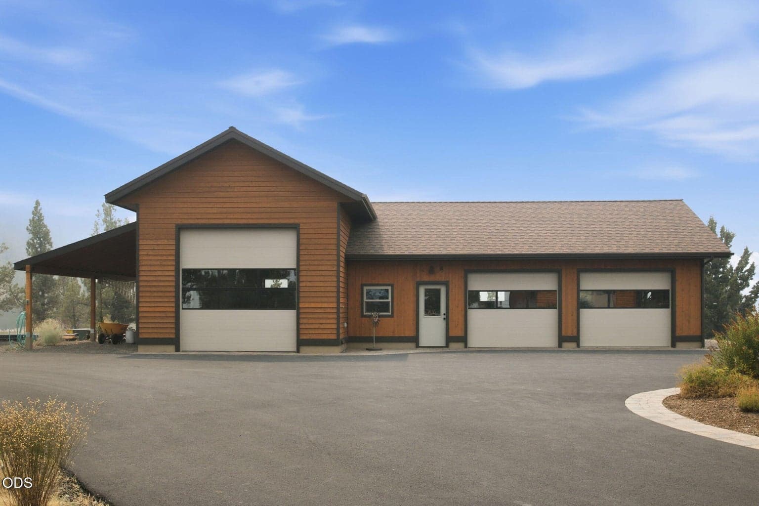 Large 3-bay shop