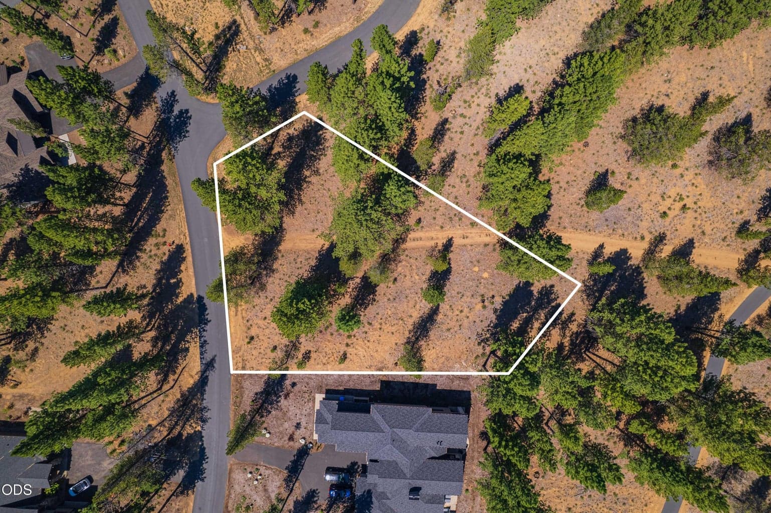 An exceptional opportunity to create your own Caldera Springs retreat. This aerial defines Lot 333 and shows its generous wooded setting among mature Central Oregon pines.