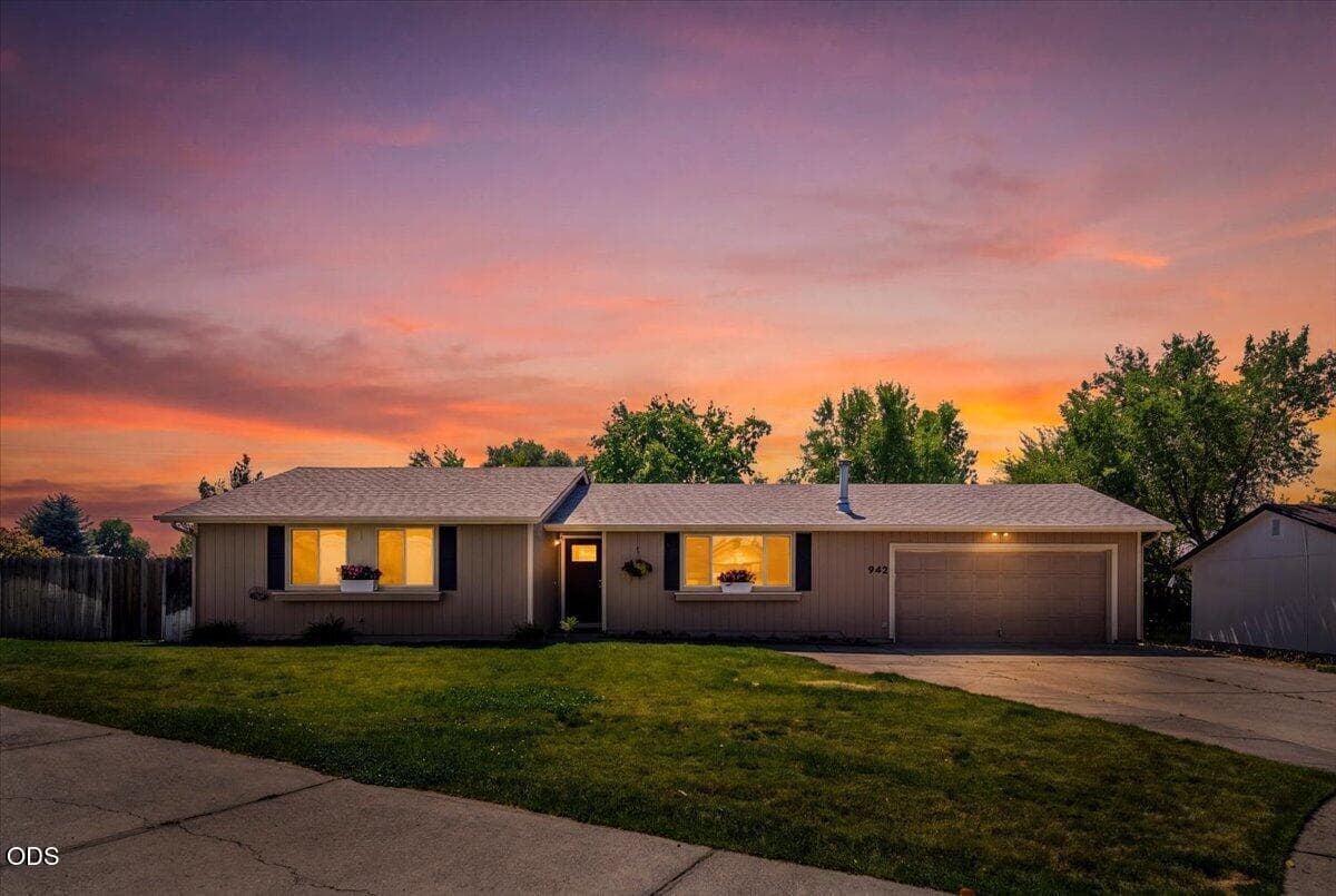 Photo of 942 Maple Court 1 of 33