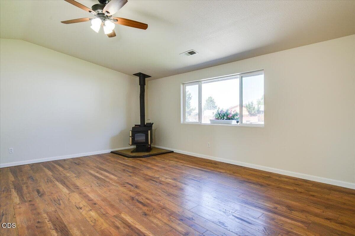 Photo of 942 Maple Court 4 of 33