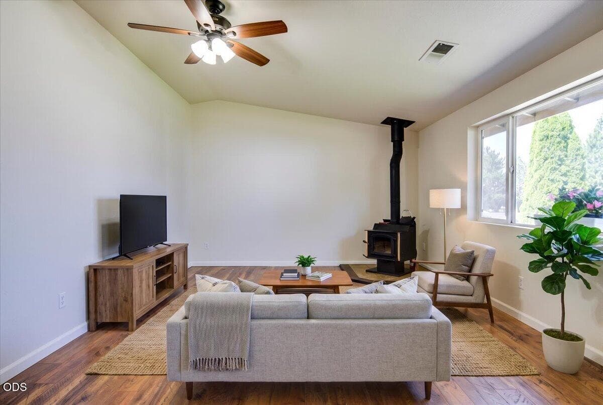 Photo of 942 Maple Court 5 of 33