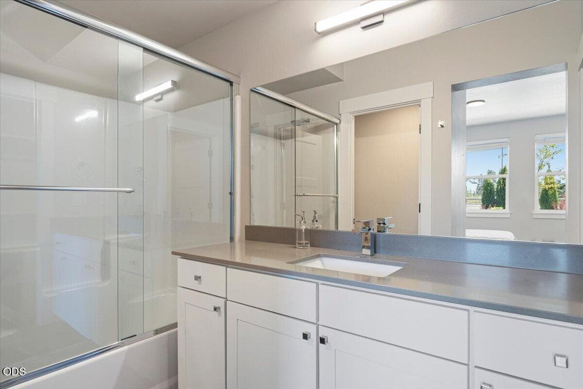Photo of 20534 Empire Avenue 5 of 31