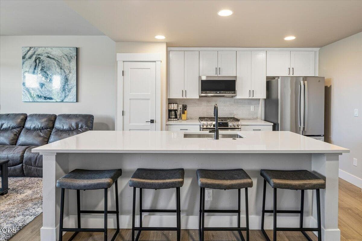 Photo of 20534 Empire Avenue 9 of 31