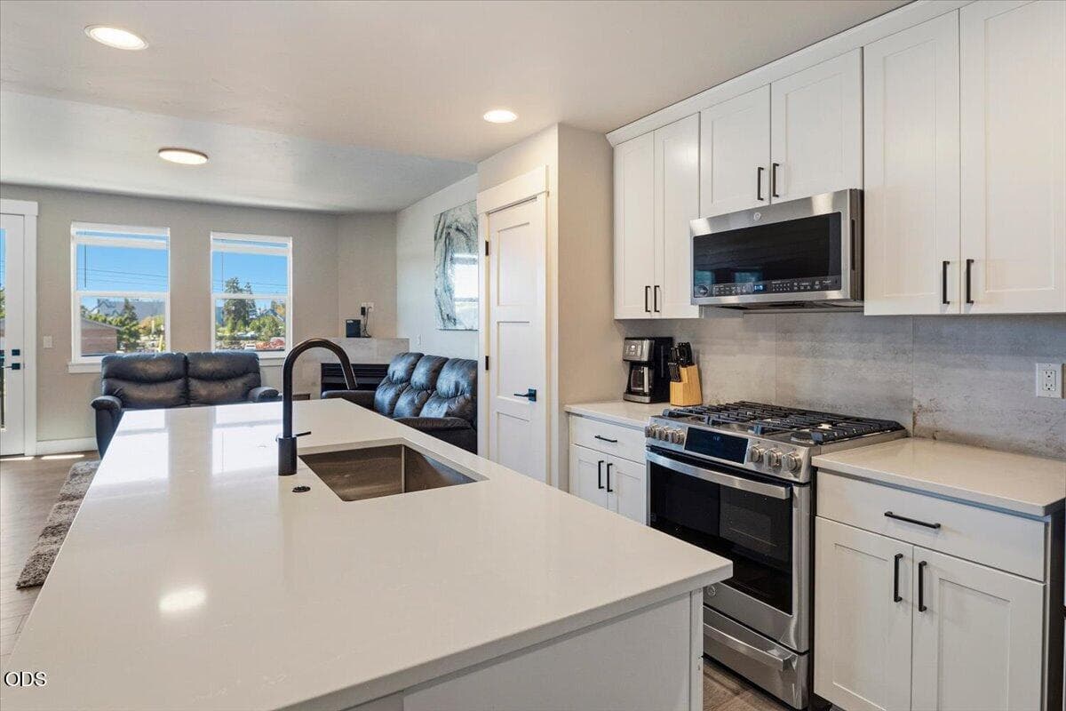Photo of 20534 Empire Avenue 10 of 31
