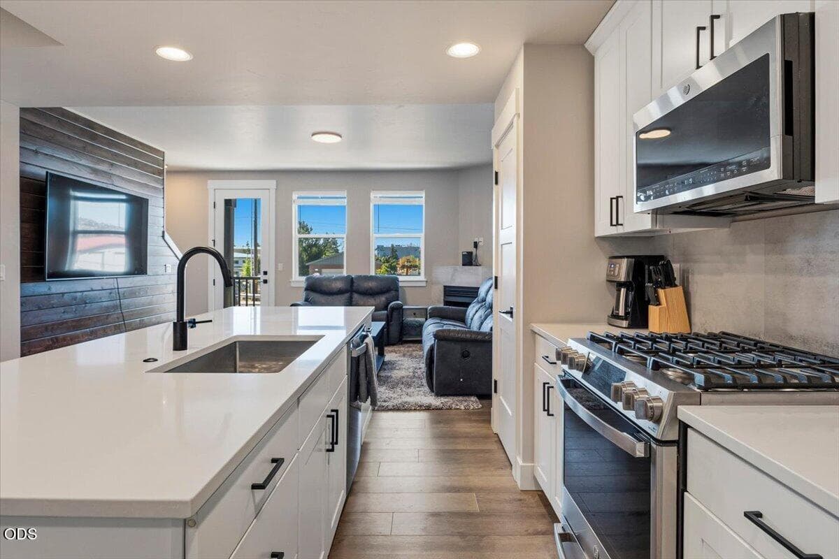 Photo of 20534 Empire Avenue 11 of 31