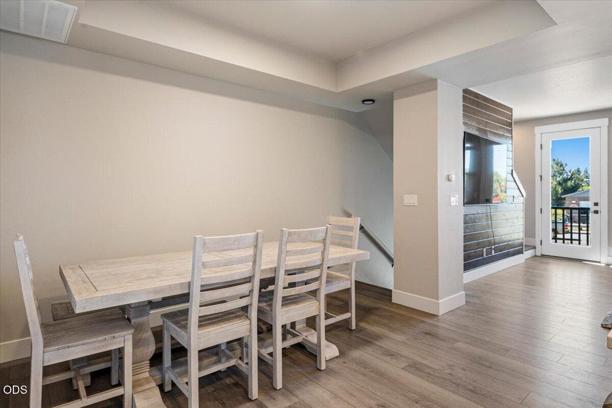 Photo of 20534 Empire Avenue 12 of 31