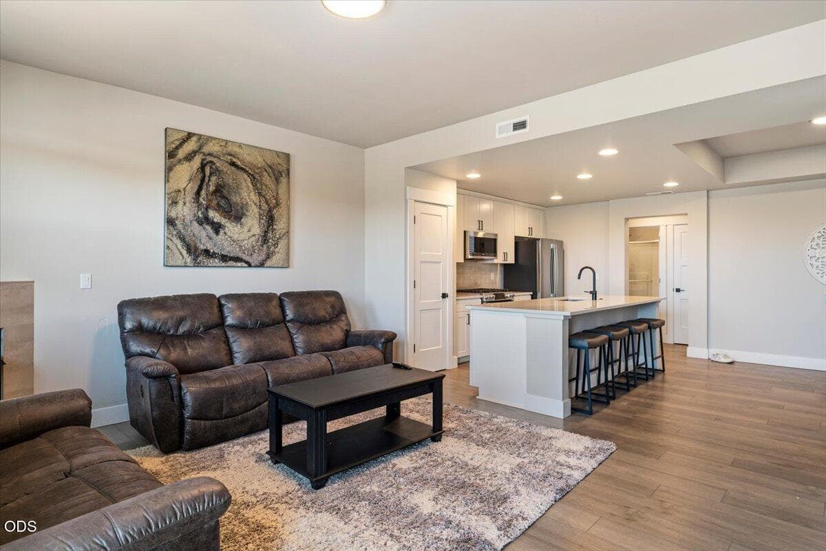 Photo of 20534 Empire Avenue 16 of 31