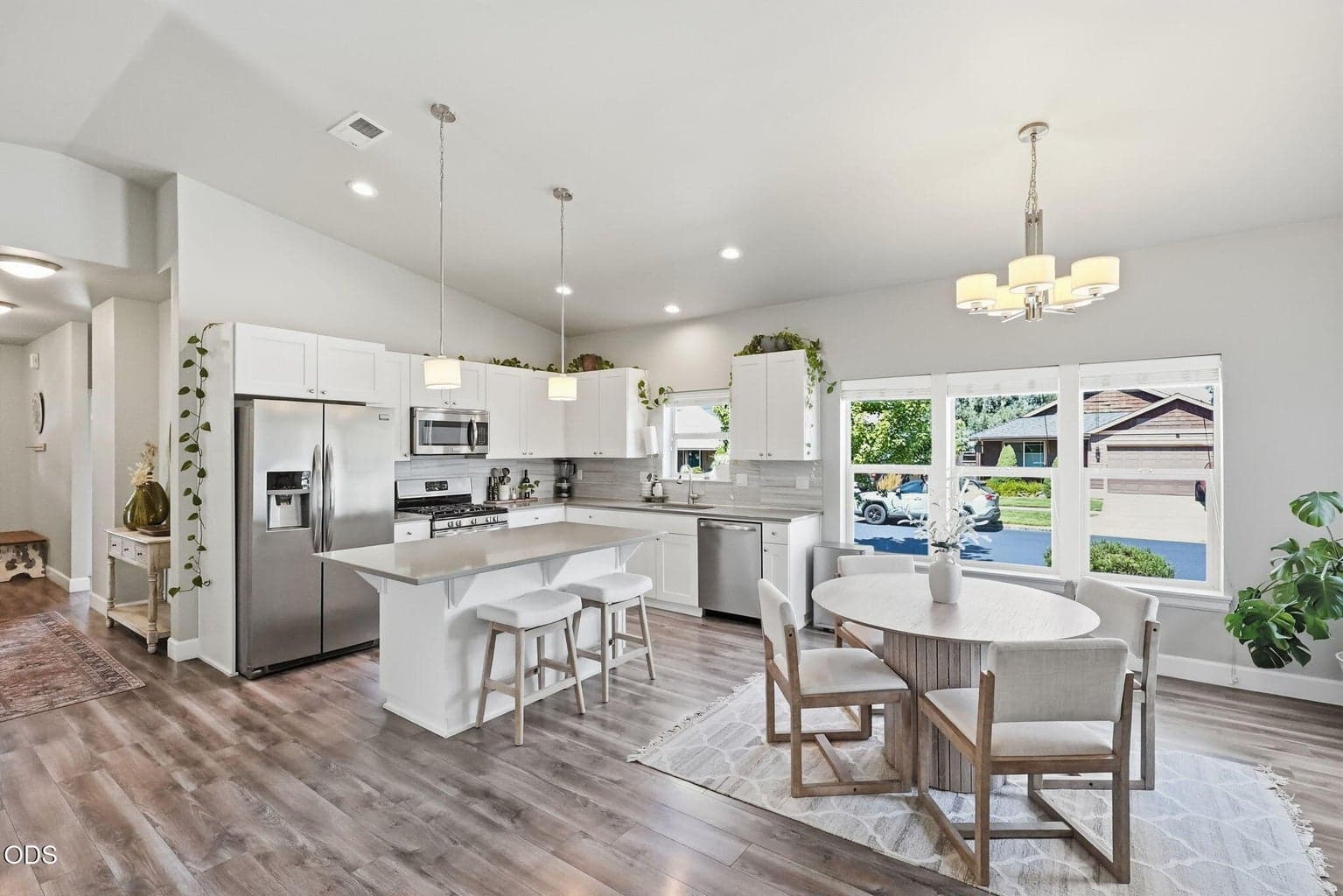 Photo of 61420 SE Lana Way 10 of 32