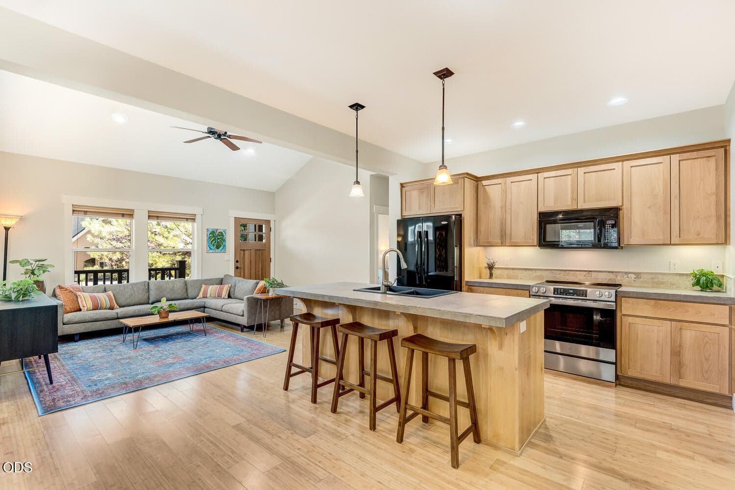 Photo of 740 NW Mount Washington Drive 8 of 27