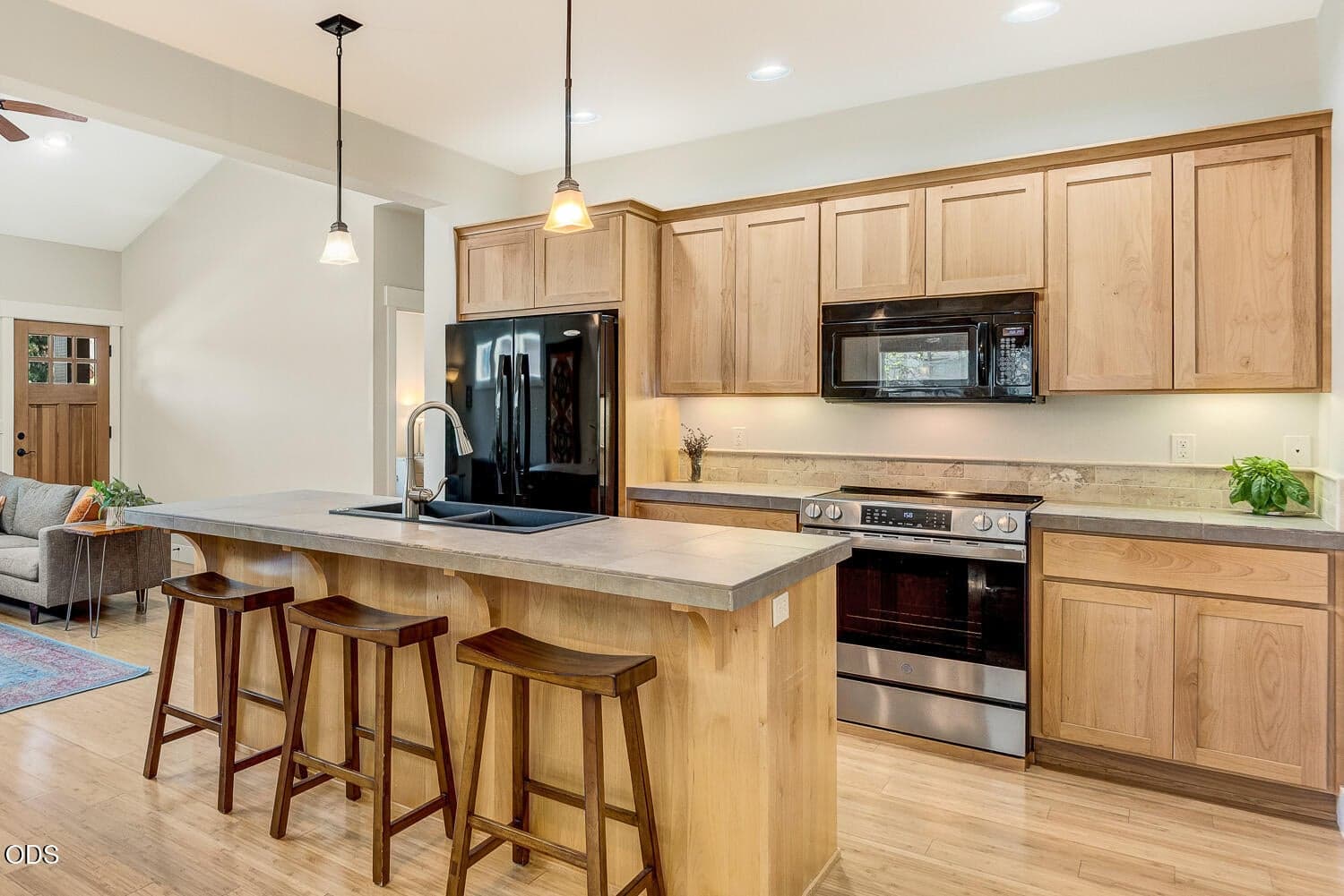 Photo of 740 NW Mount Washington Drive 9 of 27