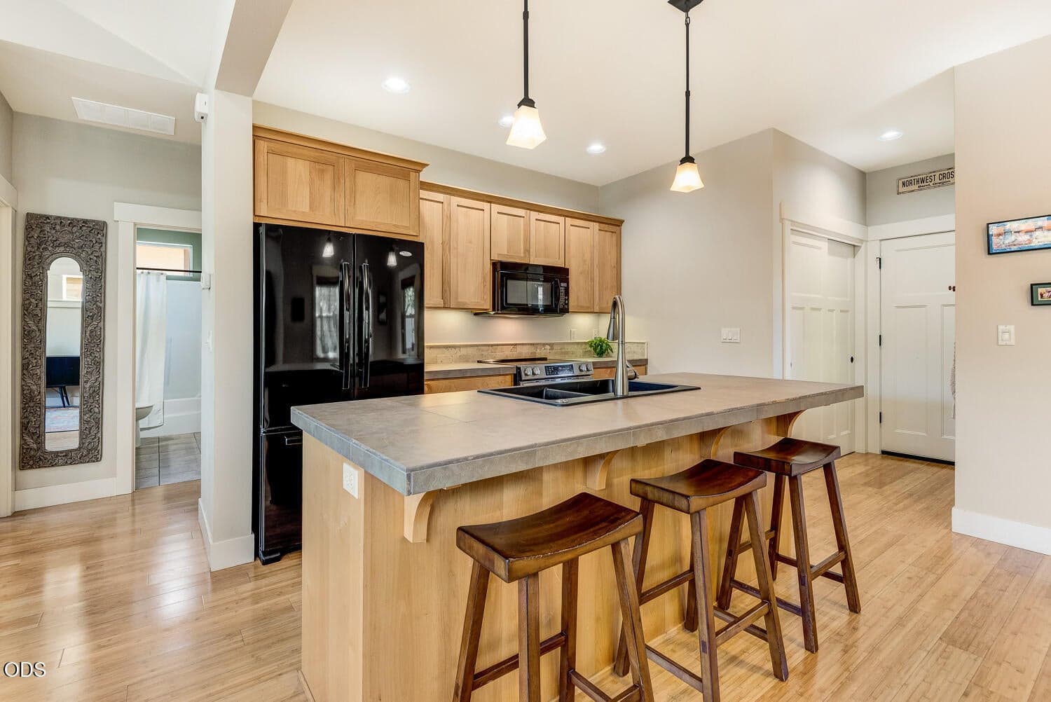 Photo of 740 NW Mount Washington Drive 10 of 27