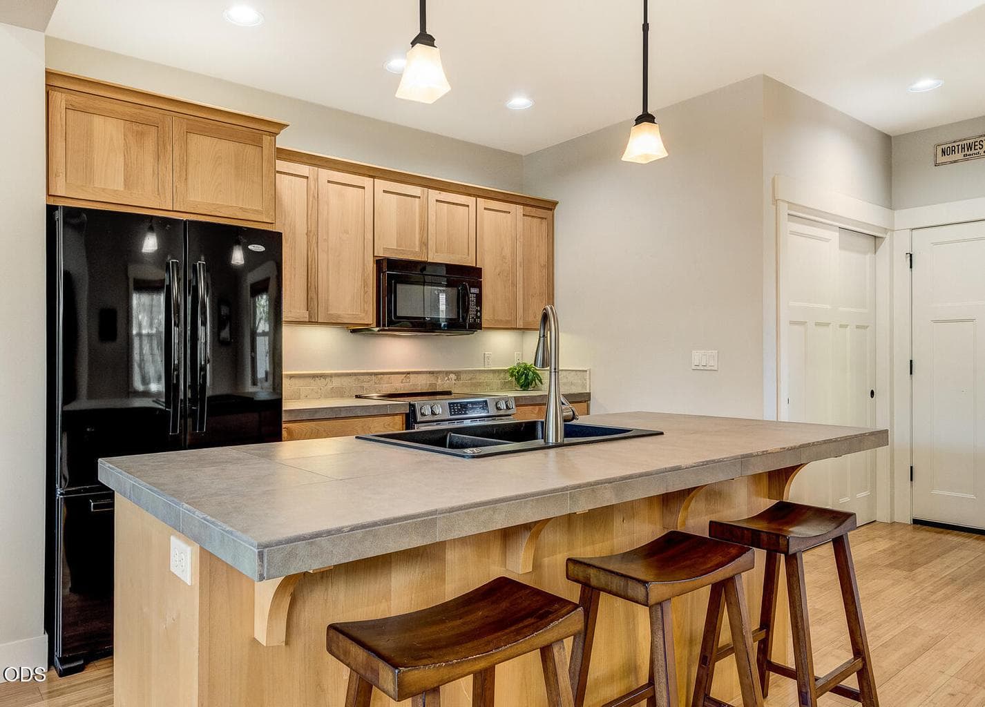 Photo of 740 NW Mount Washington Drive 11 of 27