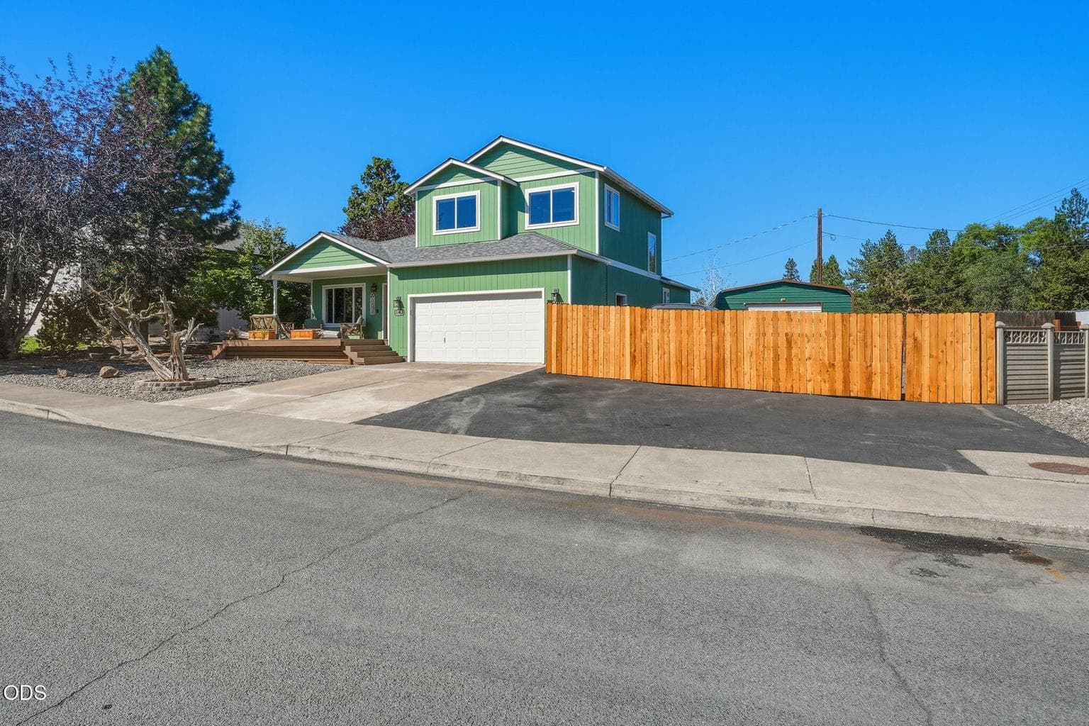 Photo of 2813 NE North Pilot Butte Drive 1 of 42