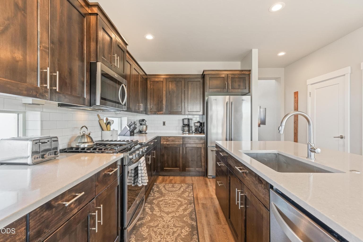 Photo of 1041 Henry Drive 6 of 36