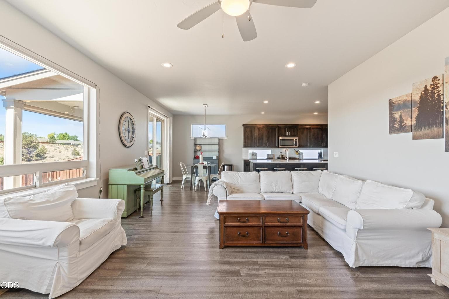 Photo of 1041 NE Henry Drive 11 of 36