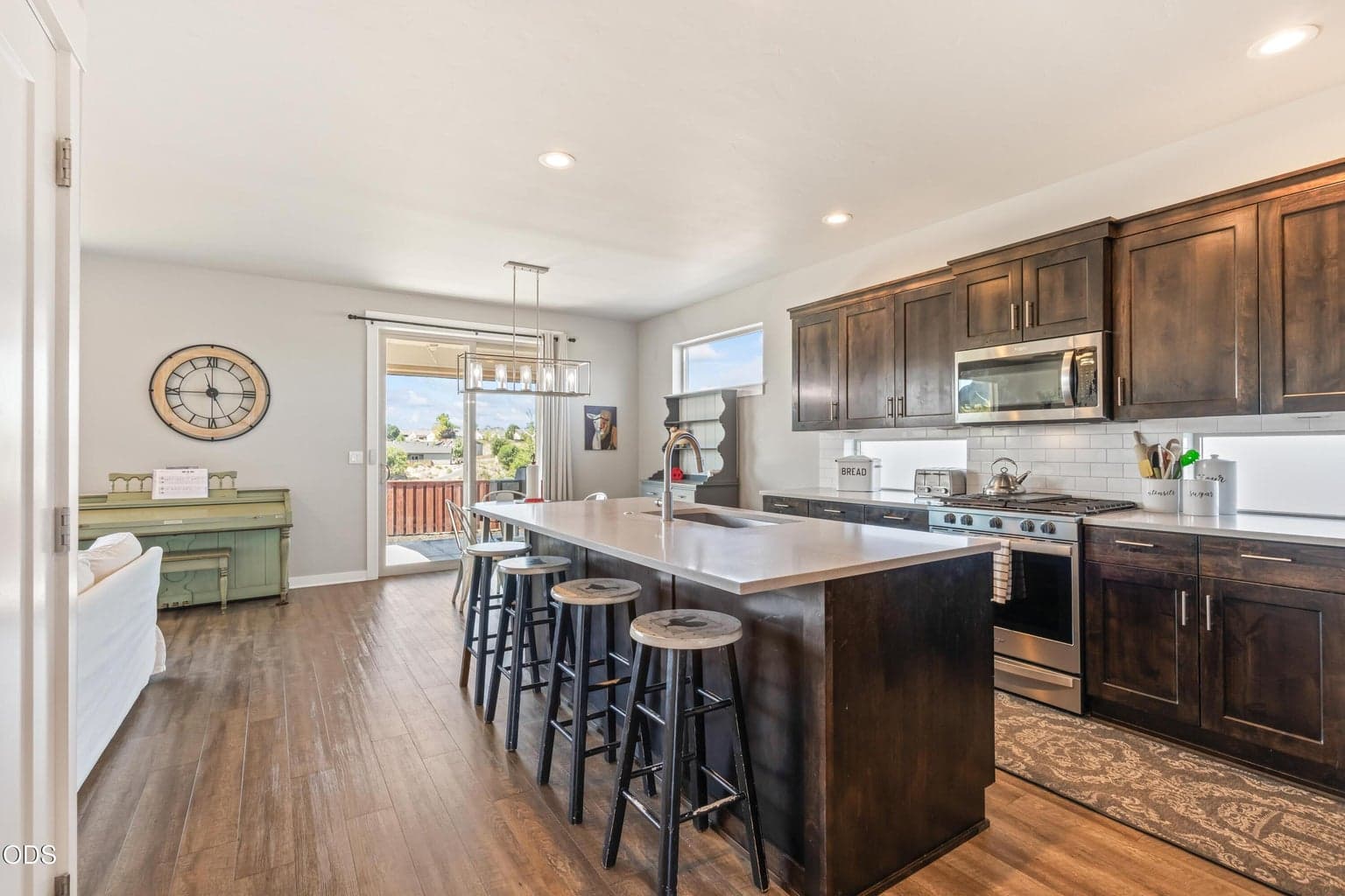 Photo of 1041 NE Henry Drive 14 of 36