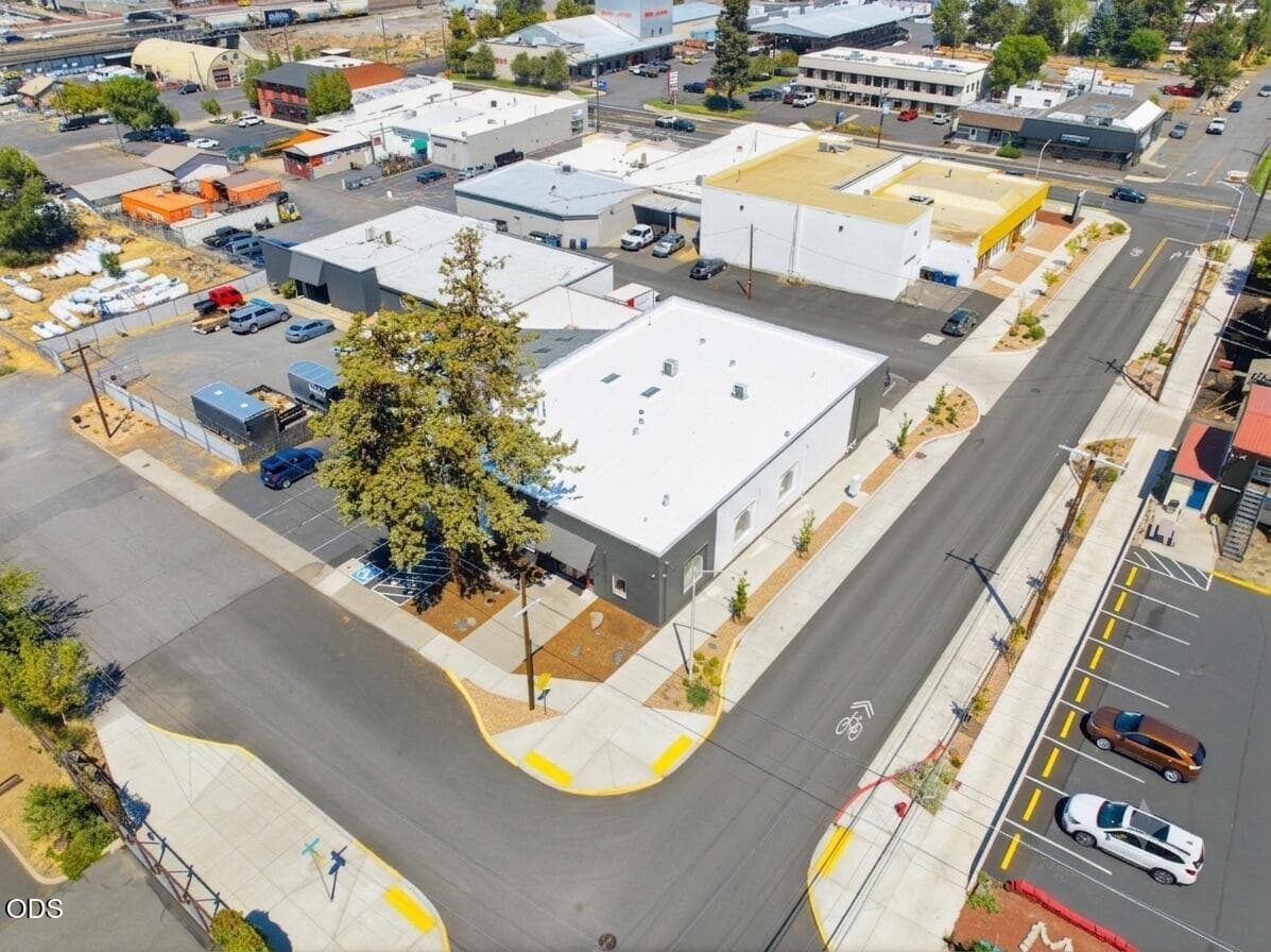 Photo of 190 Irving Avenue 4 of 15