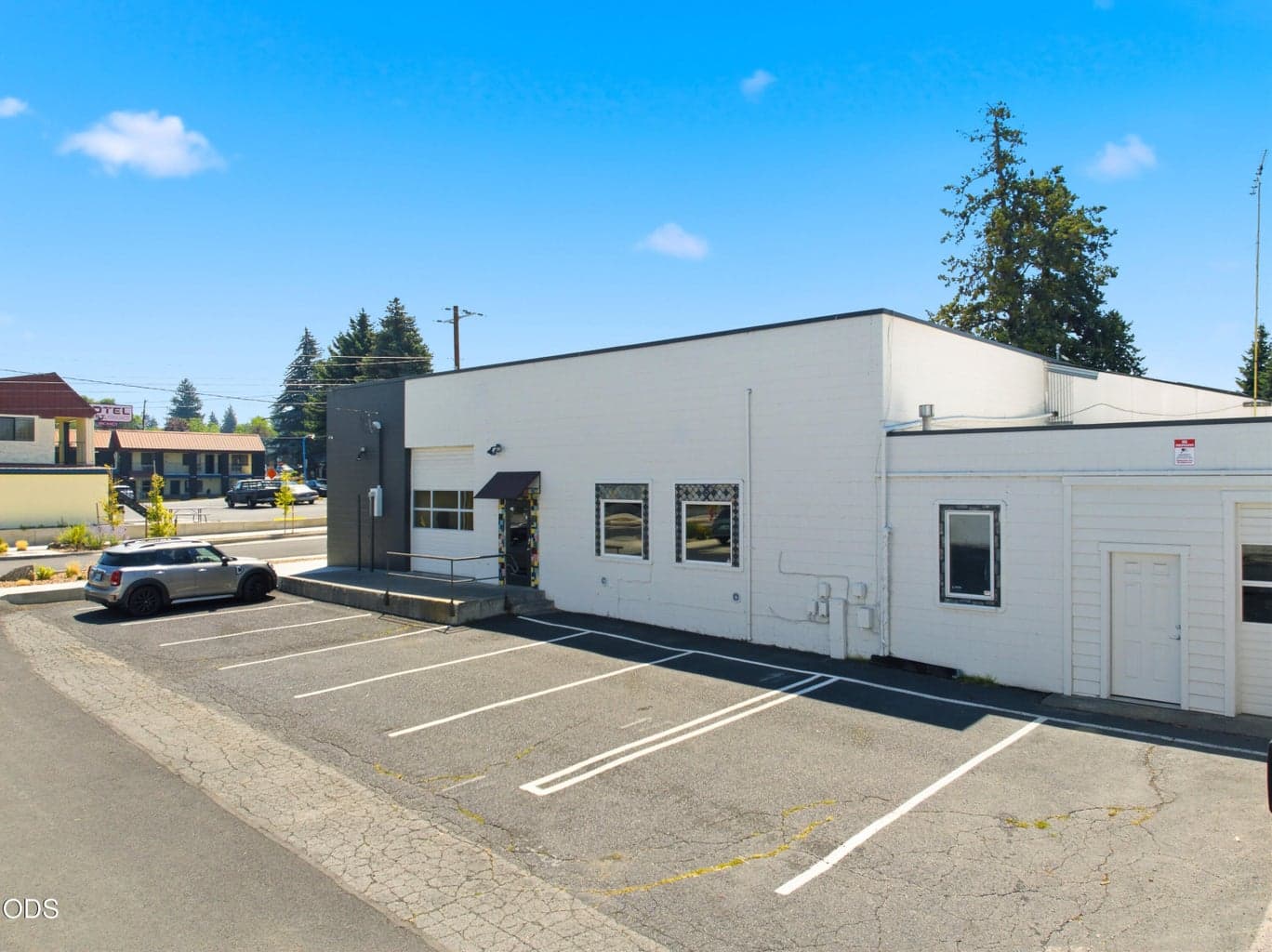 Photo of 190 Irving Avenue 3 of 15