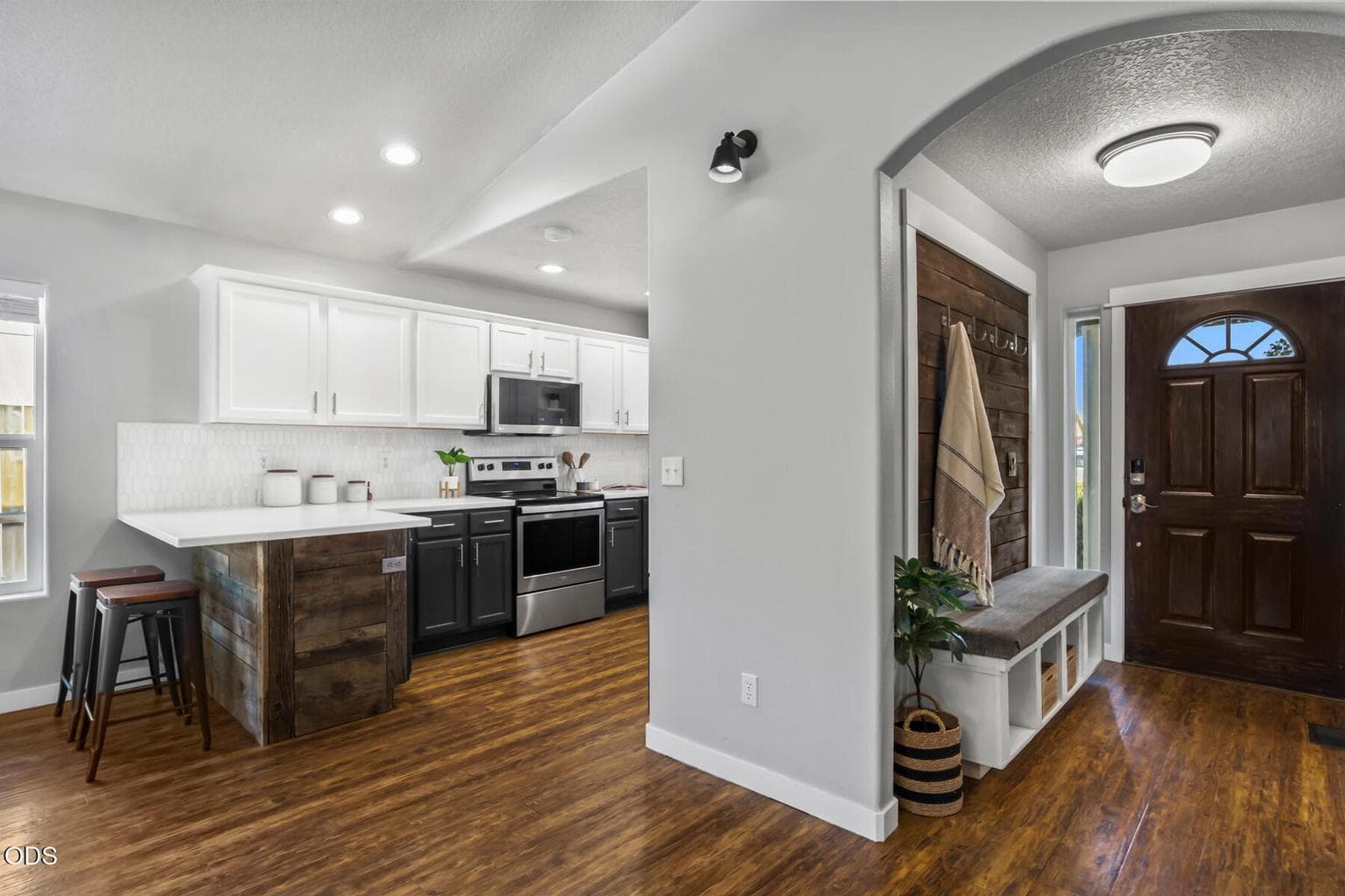 Photo of 3029 SW Peridot Avenue 4 of 29