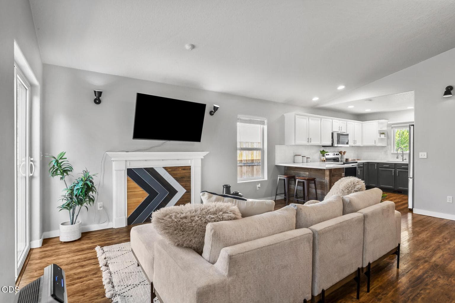 Photo of 3029 SW Peridot Avenue 10 of 29