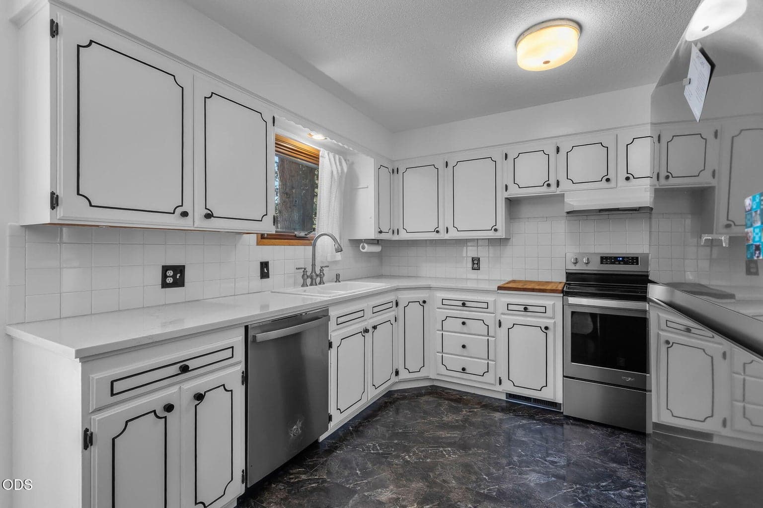 Photo of 1351 NW Vicksburg Avenue 18 of 44