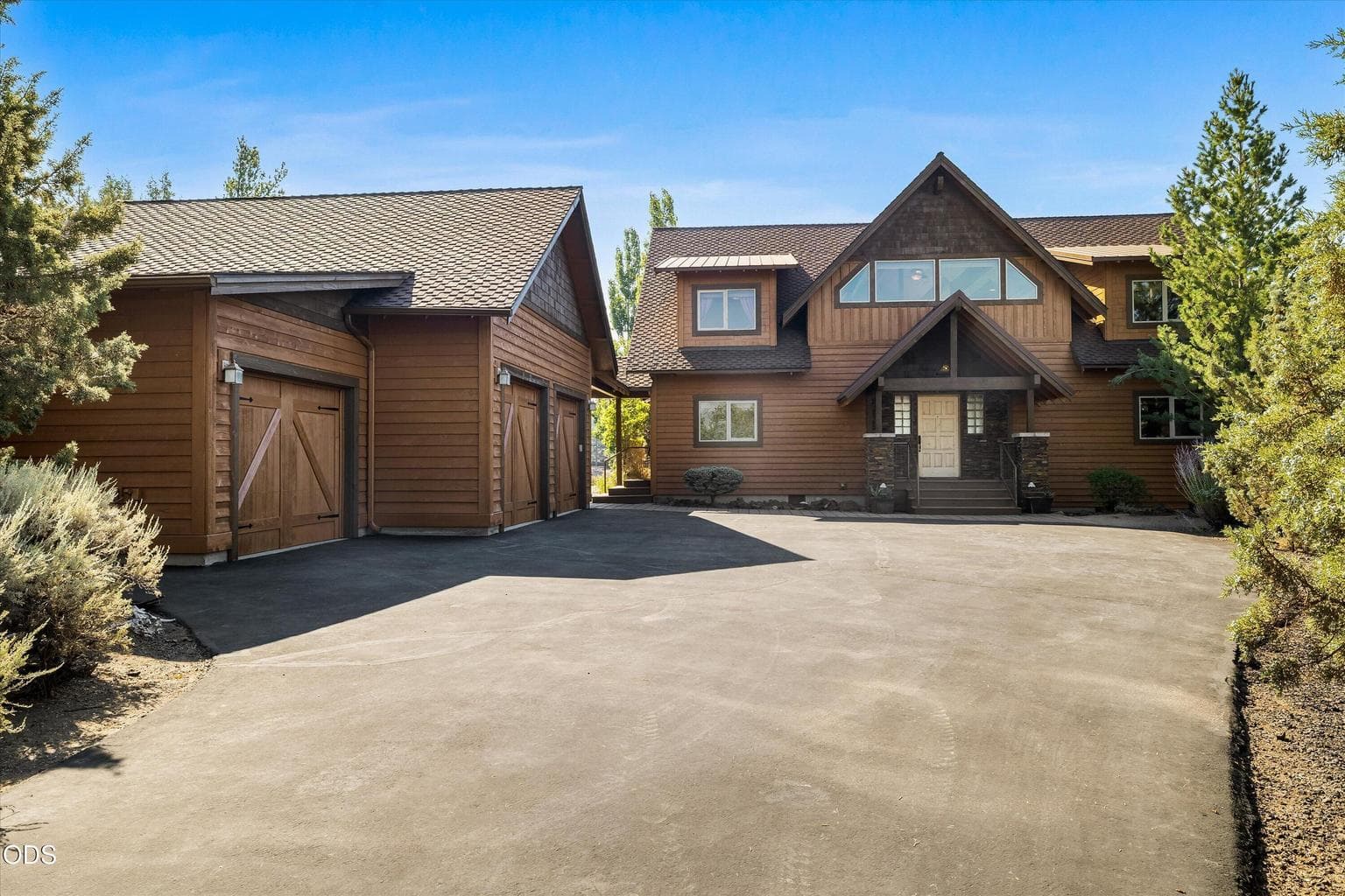 Northwest home centrally located in Brasada with brand new exterior stain and updates