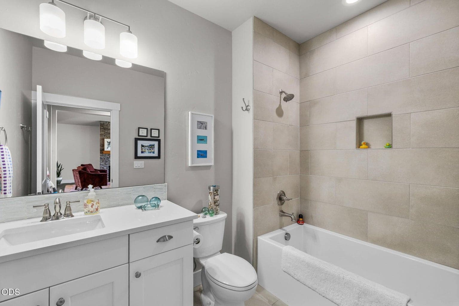 Hall bath with tub/shower