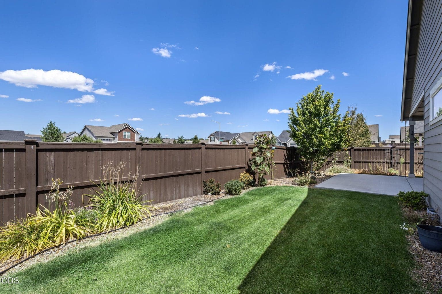Fenced back yard- no homes directly behind this lot