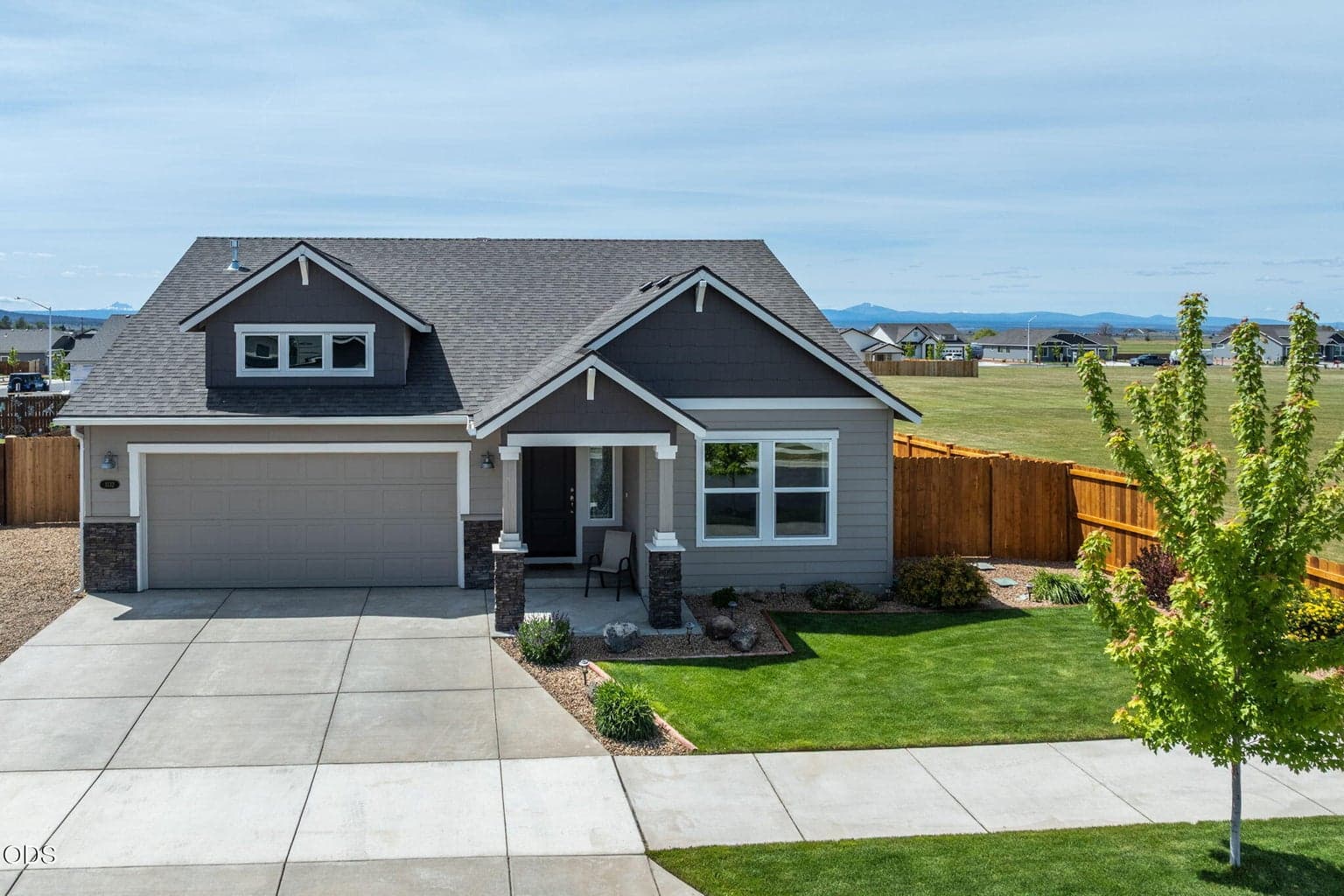Photo of 1132 NW Golf Course Drive 2 of 35