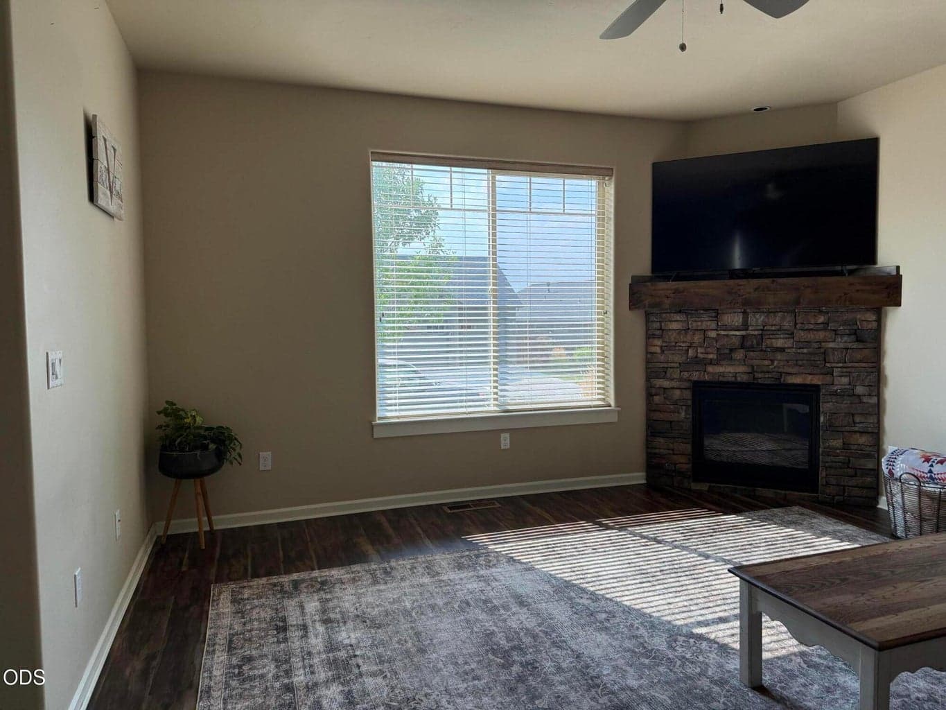 Photo of 1296 Wilshire Drive 3 of 33