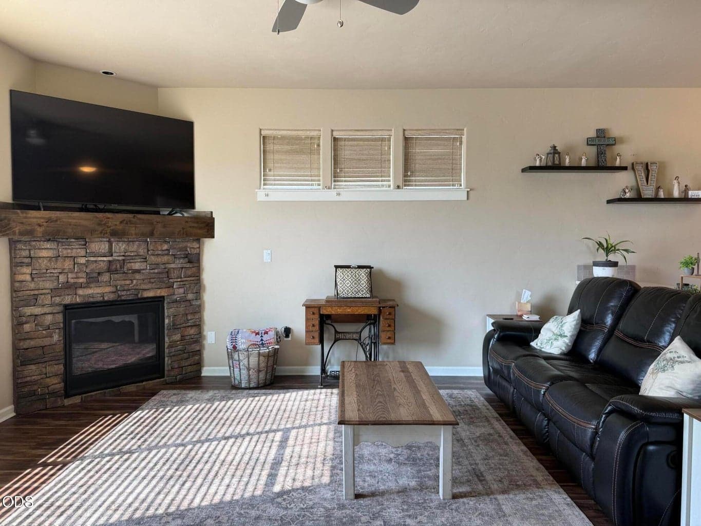 Photo of 1296 Wilshire Drive 4 of 33